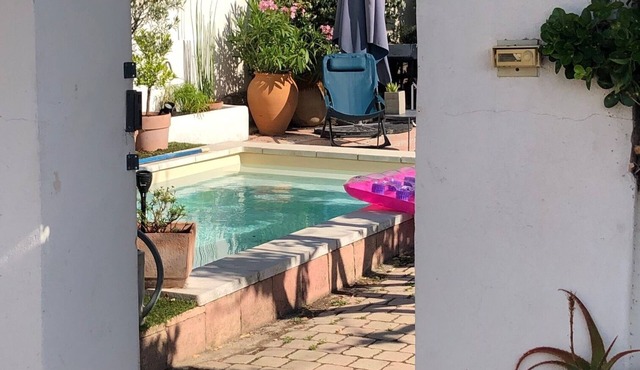 House with garden and pool 200M from the beach