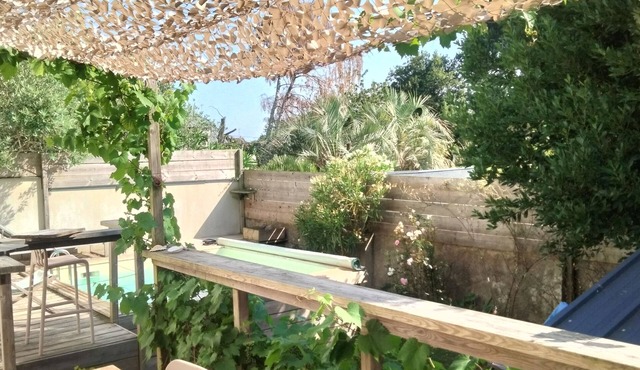 House with garden and heated pool close to port and town center.