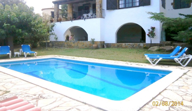House with garden and pool in quiet area. Perfect for families.