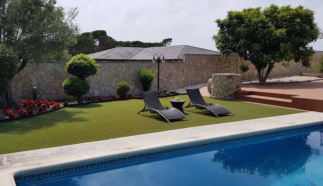 House with garden and private pool, basketball court, wifi. On the Costa Brava.