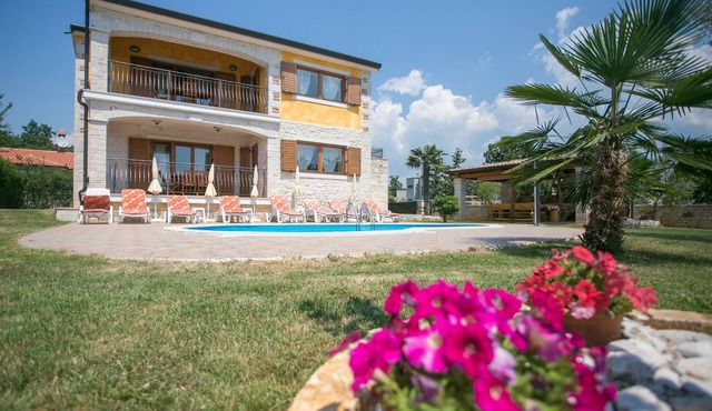 House with garden and swimmingpool
