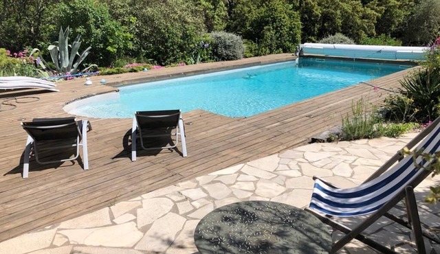 House with garden and XL pool 5 minutes from the center