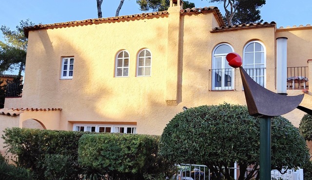 House with garden at 30 meters from the sand beach of la Fosca.
