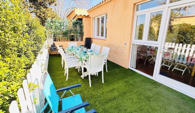House with garden at 40 meters from the sand beach of la Fosca.