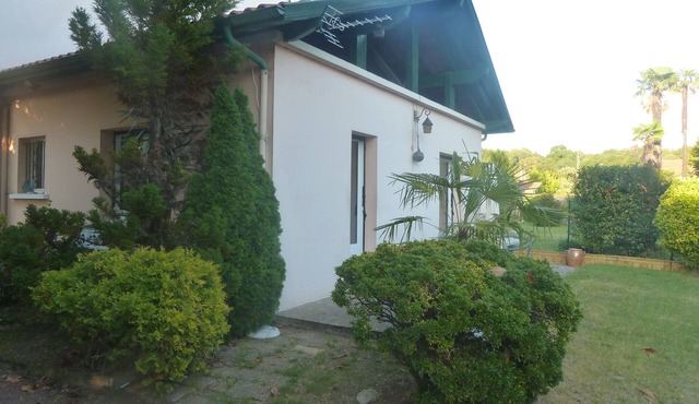 House with garden, close to the beach, the port and the river shuttle