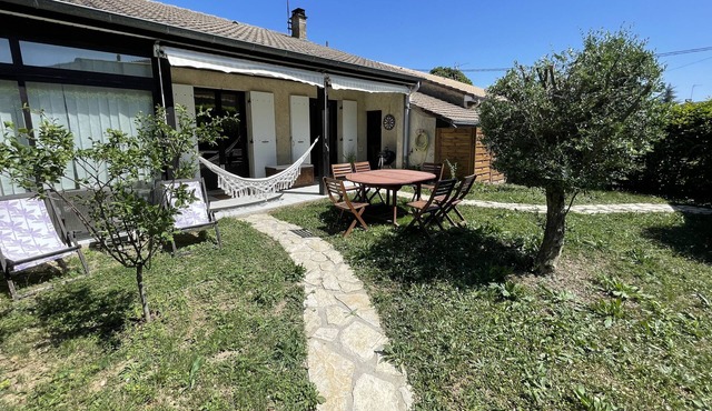 House with garden Crest