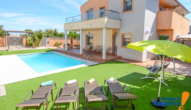 House with garden, pool and barbecue