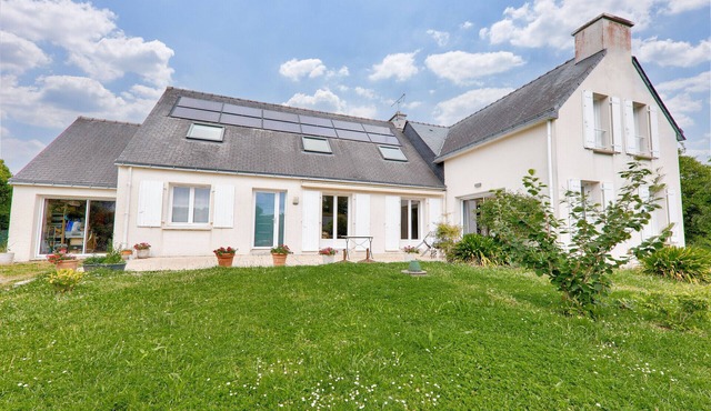 House with garden for 10 - 600m from the beach