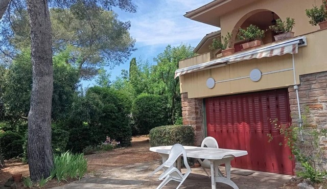 House with garden 10 min walk from the sea