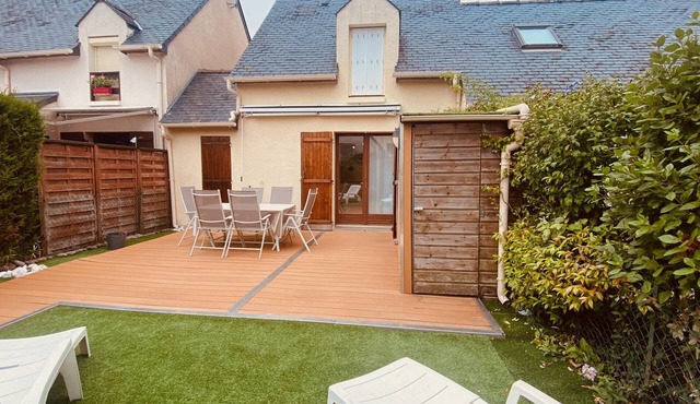 House with garden in a residence with swimming pool (10 min walk from the beach)