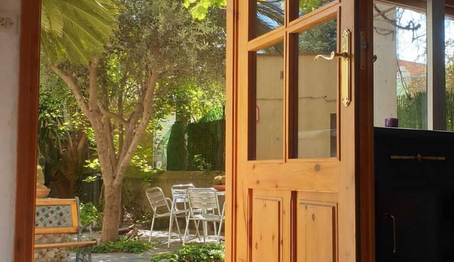 House with garden in the center of Figueres