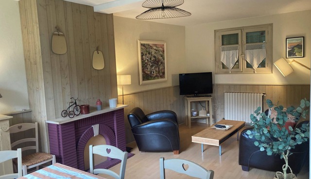 House with garden in the heart of the village of Gerde. Pets allowed.