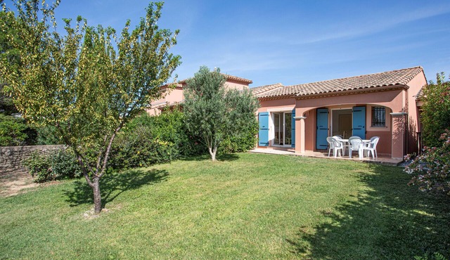 House with garden near lake for 6 people