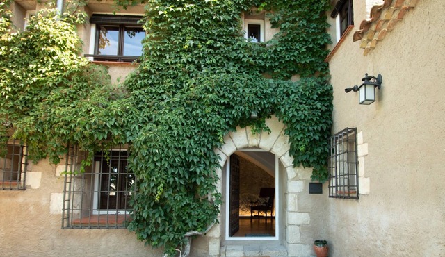 House with garden, pool and private parking in the historic heart of Cuenca