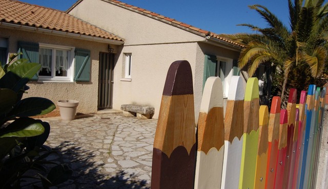 House with garden, quiet and bright, Motorway exit Nîmes Garons Airport.