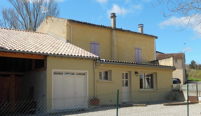 House with garden, terrace, private parking in small ARIEGE village
