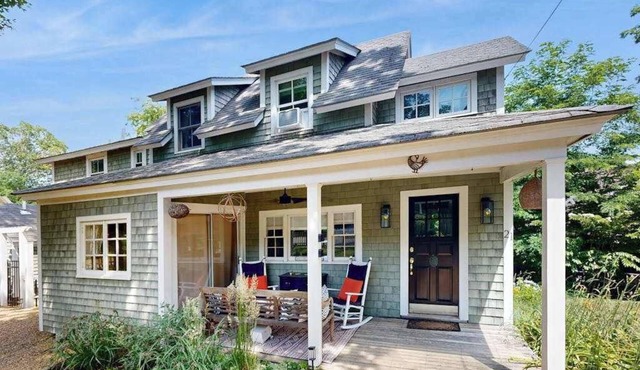 House with guest studio close to town and beach with grill, games, AC & patio