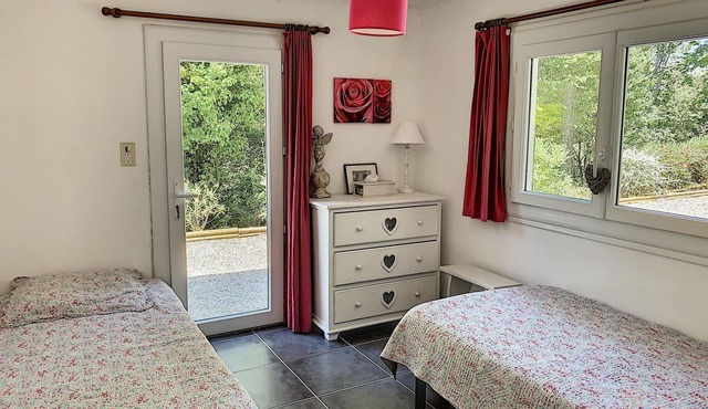 House with heated pool between sea and mountains