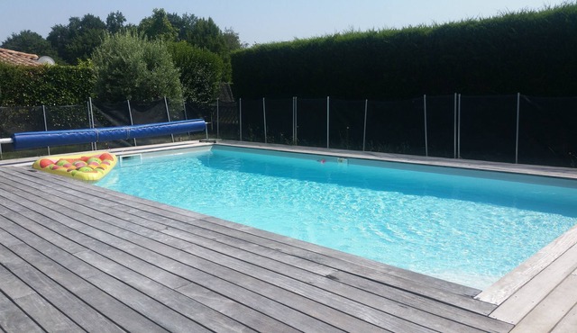 House with heated pool, 3 bedrooms; 20 km from Bordeaux