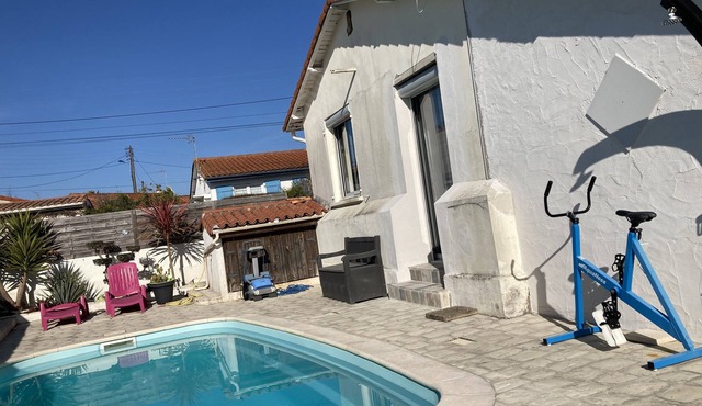 House with heated pool 900 m from the sea and town center