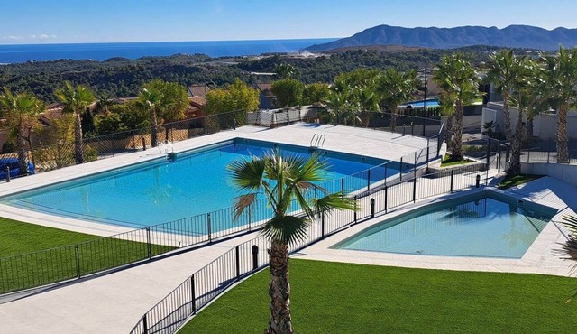 House with heated pool and sea view