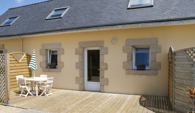 House with heated pool and close to beaches in Lannilis