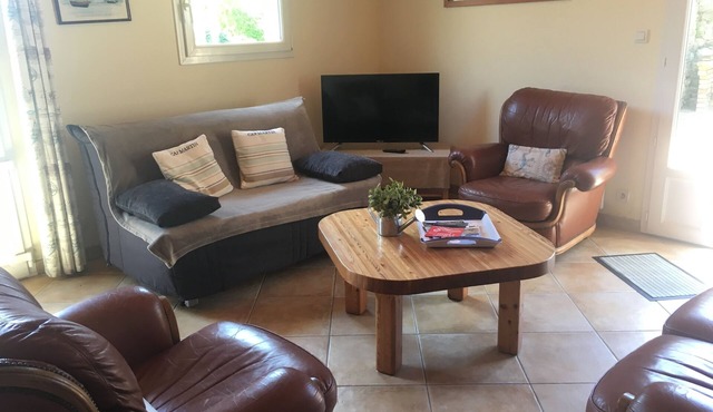 House with heated pool and close to beaches in Lannilis