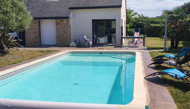 House with heated pool, all comforts, 500 m from the beach