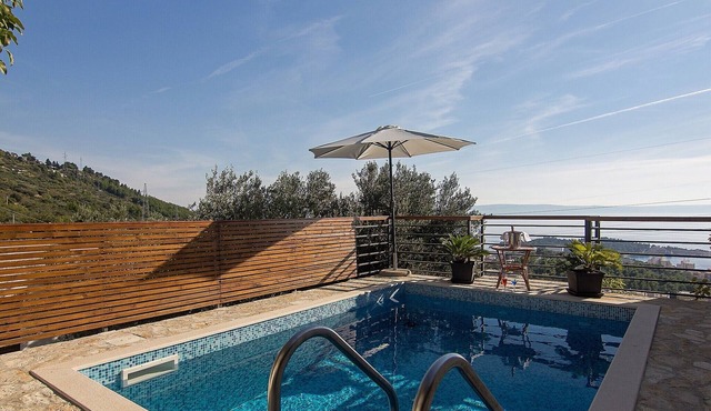 House with heated pool, terrace with sea view, 2 bedrooms, quiet location