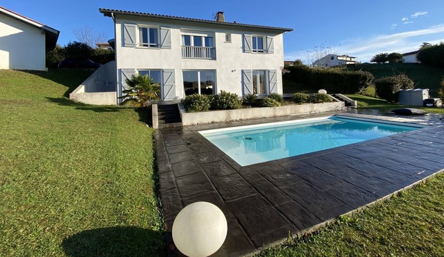 House with Heated Pool near beach Bidart