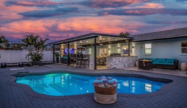 House with Heated Pool and Outdoor kitchen close to Siesta Key Beach!