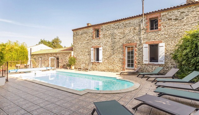 House with heated private pool, near beach in Pornic