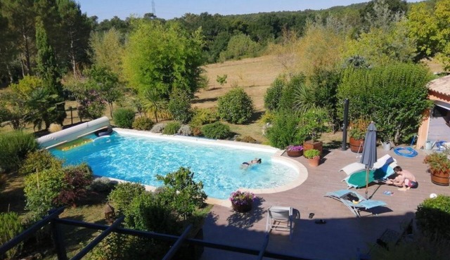 HOUSE WITH HEATED SWIMMING POOL IN THE HEART OF PURPLE PÉRIGORD