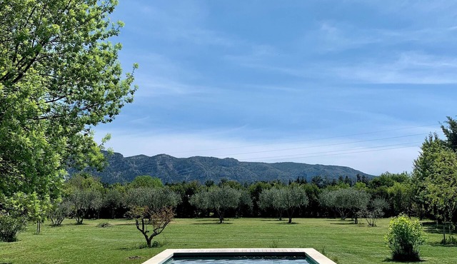House with heated swimming pool and breathtaking views of the Luberon