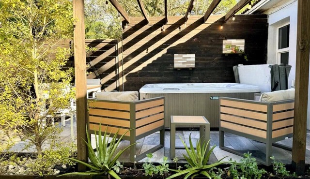 House with Hot Tub, 10 mins to the Beach