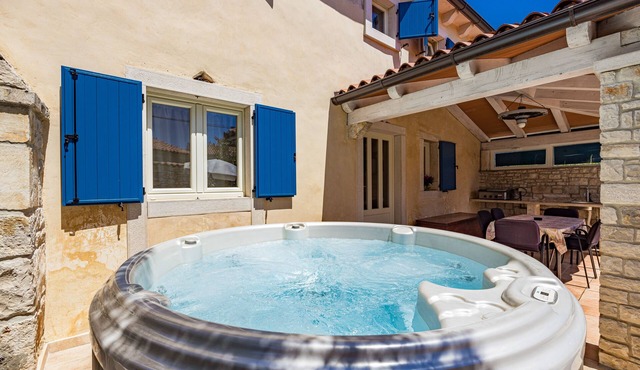 House With Hot tub near the Sea