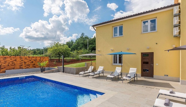 House with private pool for 10 people surrounded by vineyard in a quiet location