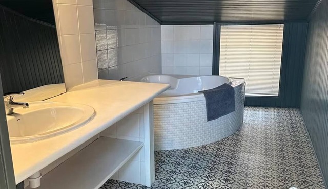 House with Jacuzzi, hypercentre, BBQ terrace and private studio