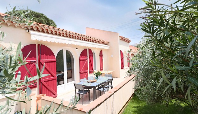 House with Jacuzzi – 100m to Center & Beaches