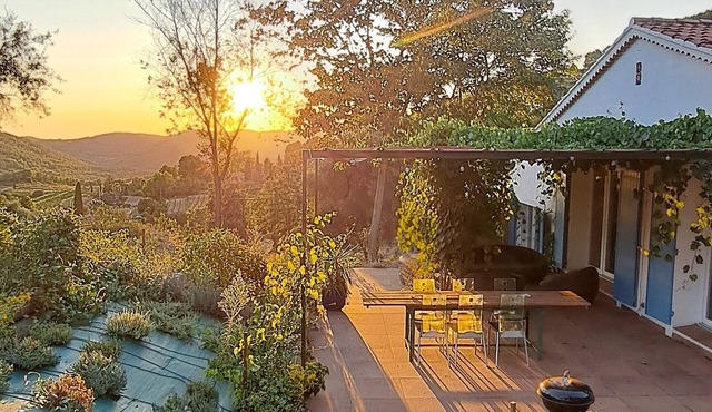 House with jacuzzi, splendid view over valley and vineyards, 15 mins from the sea.