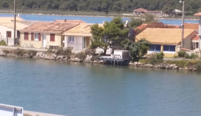 HOUSE with jacuzzi on the canal and facing the sea