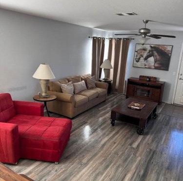House with King Bed & Fire-pit Minutes to Cota and Tesla, Near Airport