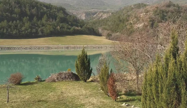 House with lake and mountain views close to nautical complex ideal for families