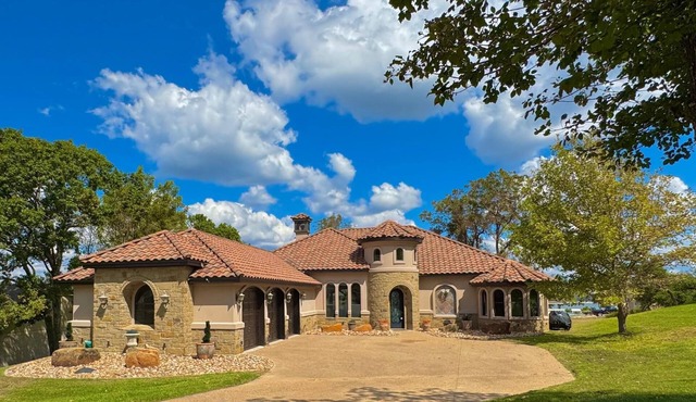House with lake views and lake access