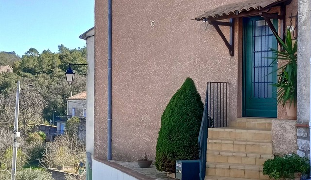 HOUSE WITH LANDSCAPED ROOF TERRACE AND PANORAMIC LAKE VIEW