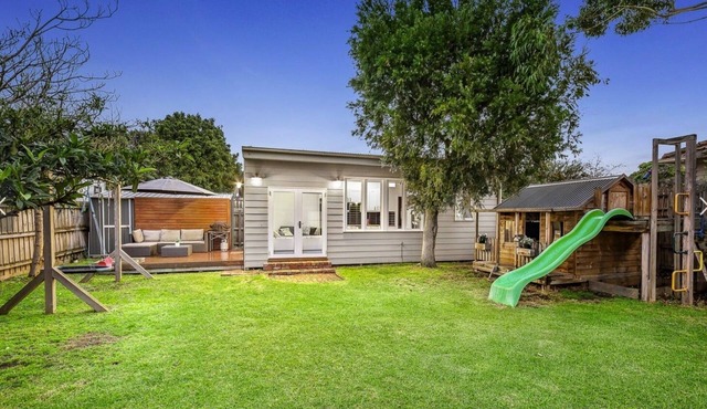 House with Large Garden and Backyard Studio