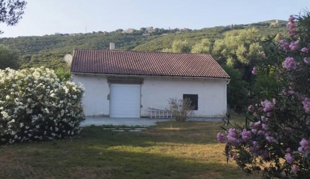 House with large garden, close to the sea and all amenities. Ideal for families