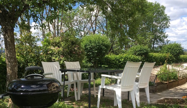 House with large garden and parking - Quiet location