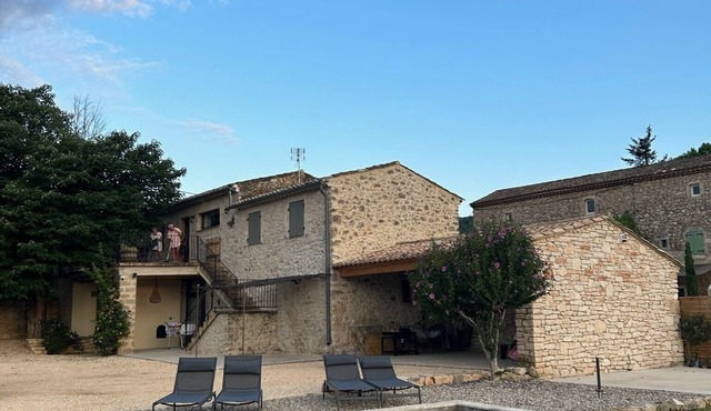 House with large pool in a quiet area