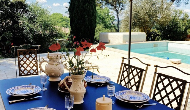 House with large pool overlooking the garrigue, 5 minutes from Uzès!